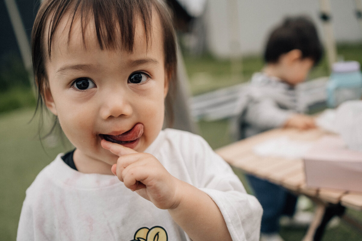 2歳児が舌をぺろっとしている