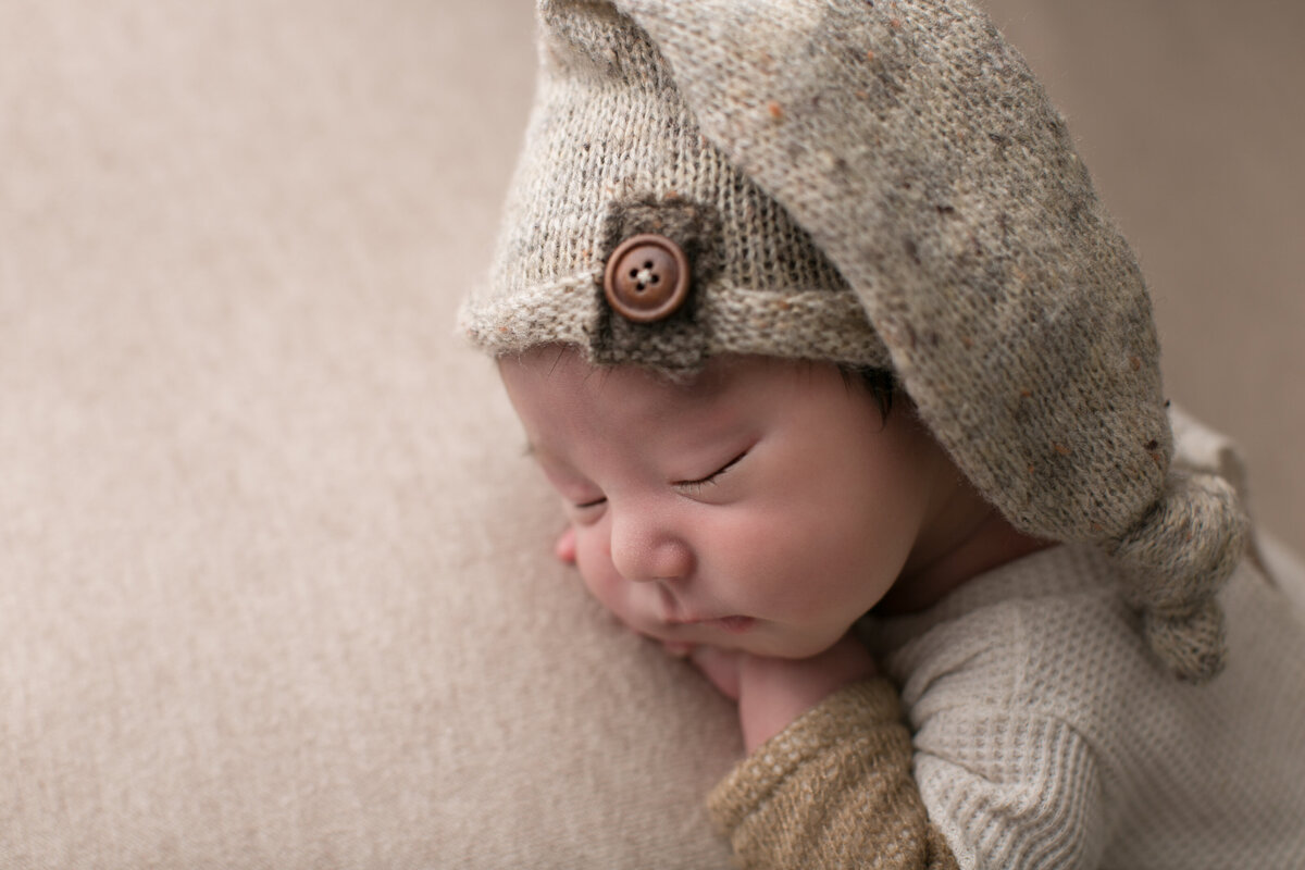 inland_empire_newborn_photographer_baby_boy_beige_sleepy_cap