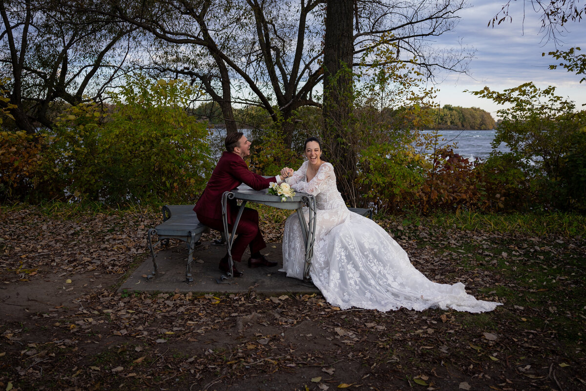 Jeu de poignet pour couple de jeunes mariés Canal LaChine Montréal
