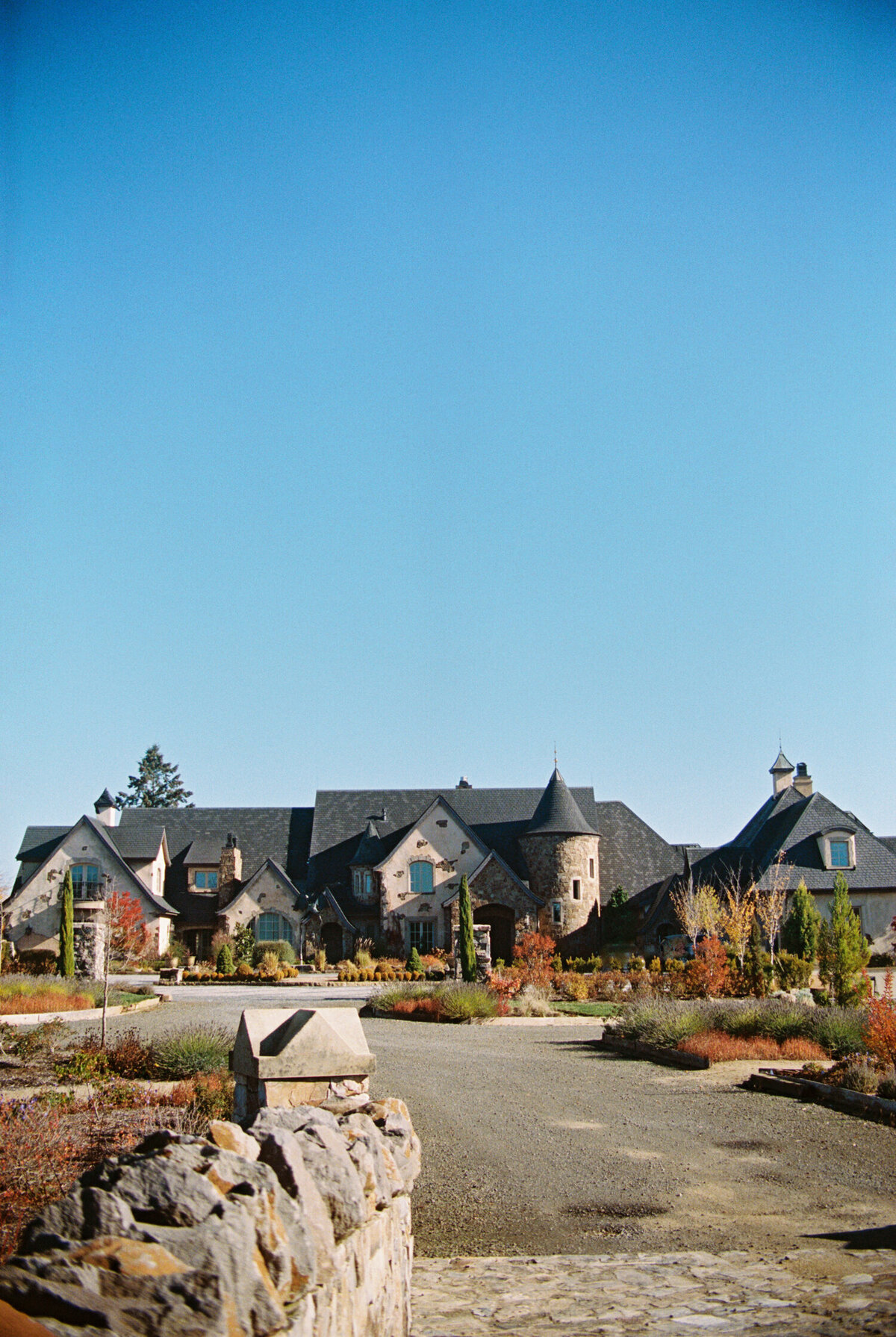 fall colors surrounding the chateau de lis wedding venue in oregon