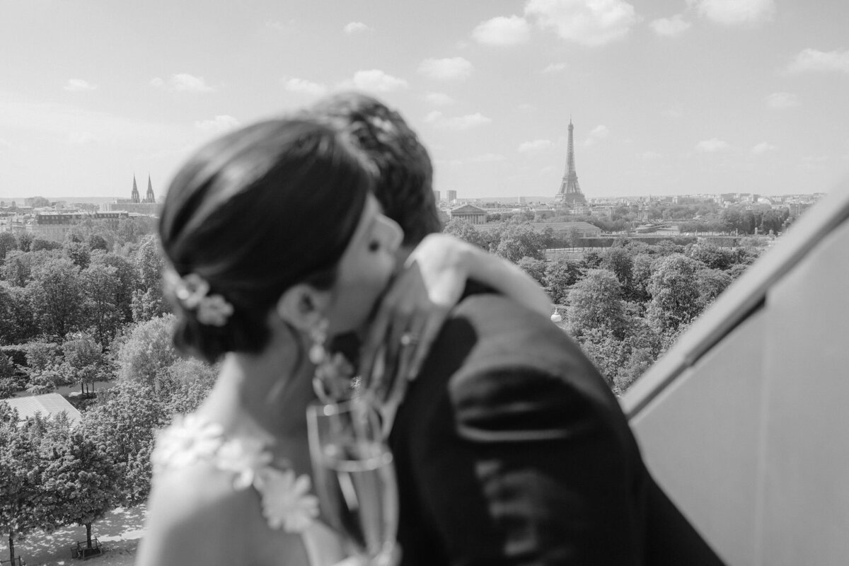 les mariés s'enlacent avec vue sur la Tour Eiffel en arrière plan