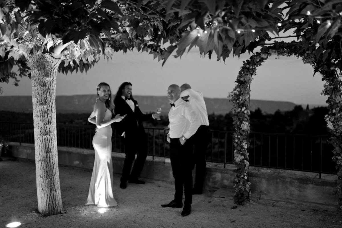 182_Provence_Luxury_Wedding_Photographer (209 von 235)_Provence Luxury Wedding Photographer. A timeless and elegant destination wedding at La Bastide de Gordes captured by luxury wedding photographer Flora and Grace.