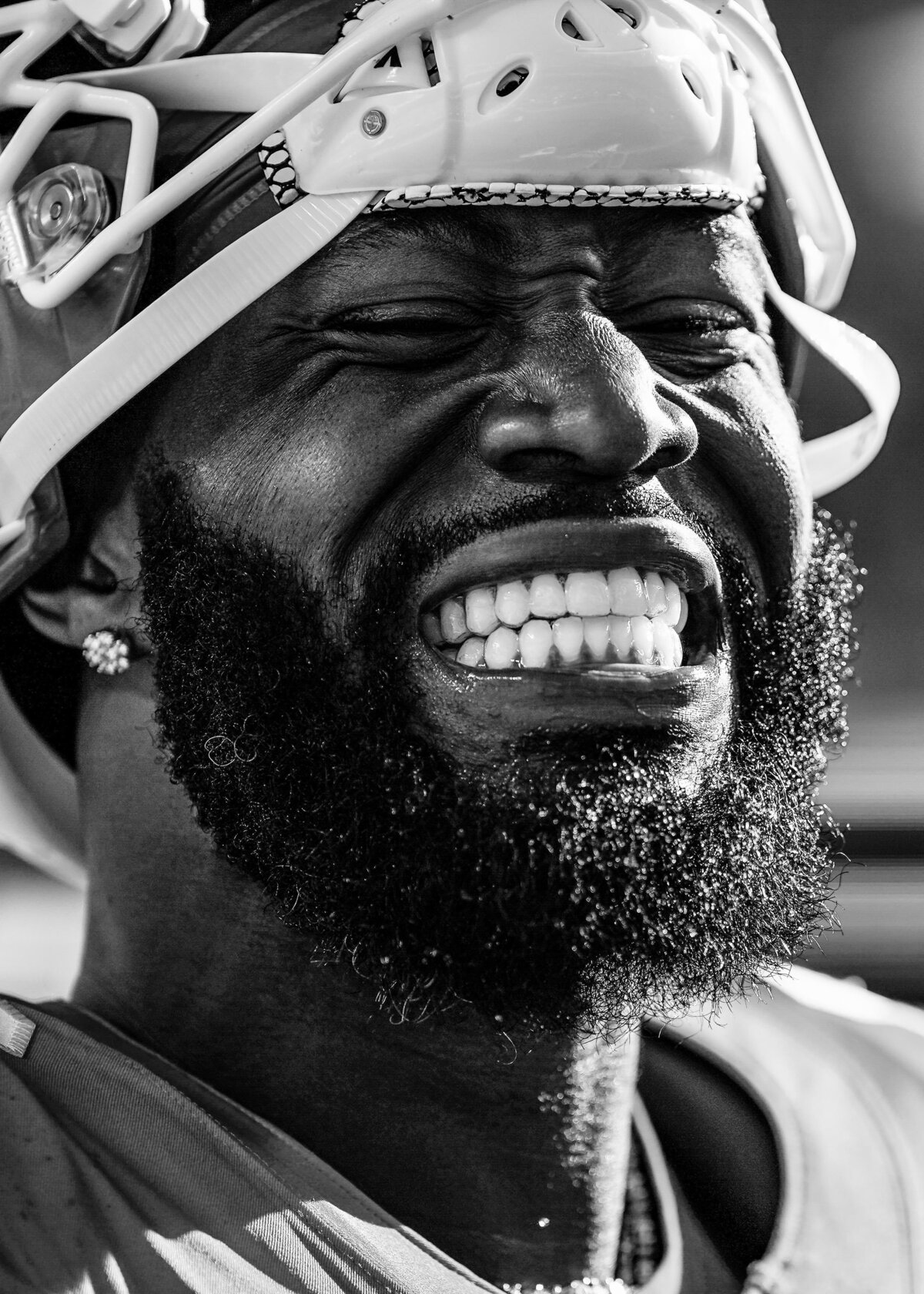kansas-city-sports-photography-chiefs-0055-player-big-smile-helmet
