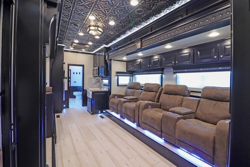 luxury-living-quarter-horse-trailers-trail-boss-conversions-living-areas-50