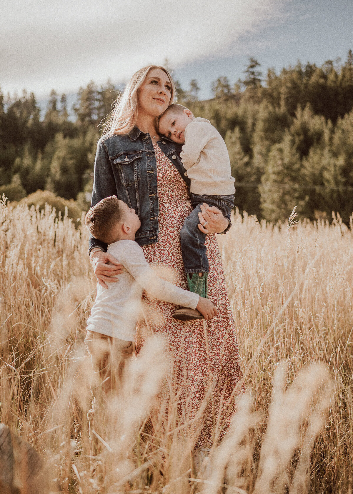 wenatchee photographer - natural light family photos in a field - Abbygale Marie Photography9