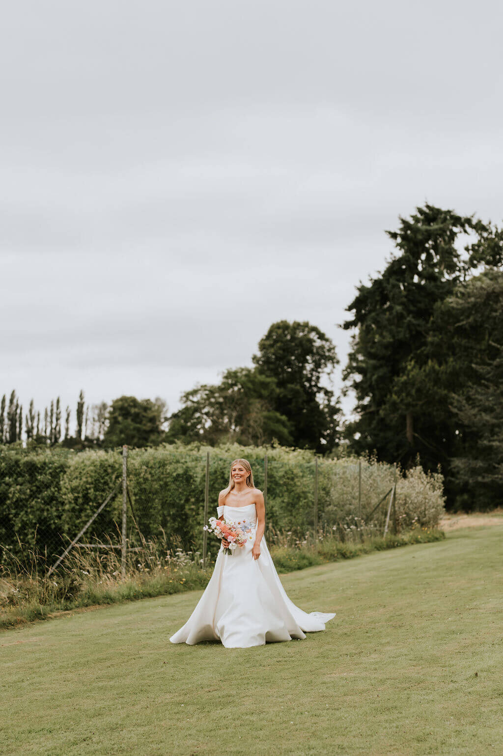 Issy-and-Bella-Floral-Design-Wedding-Florist-Herefordshire-Broadfield-Court-j&N43