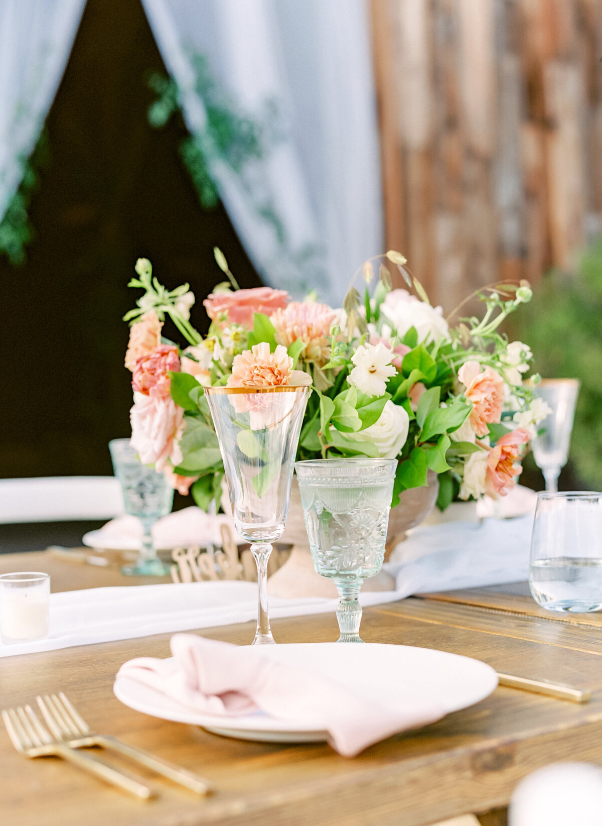 outdoor wedding reception tablescape