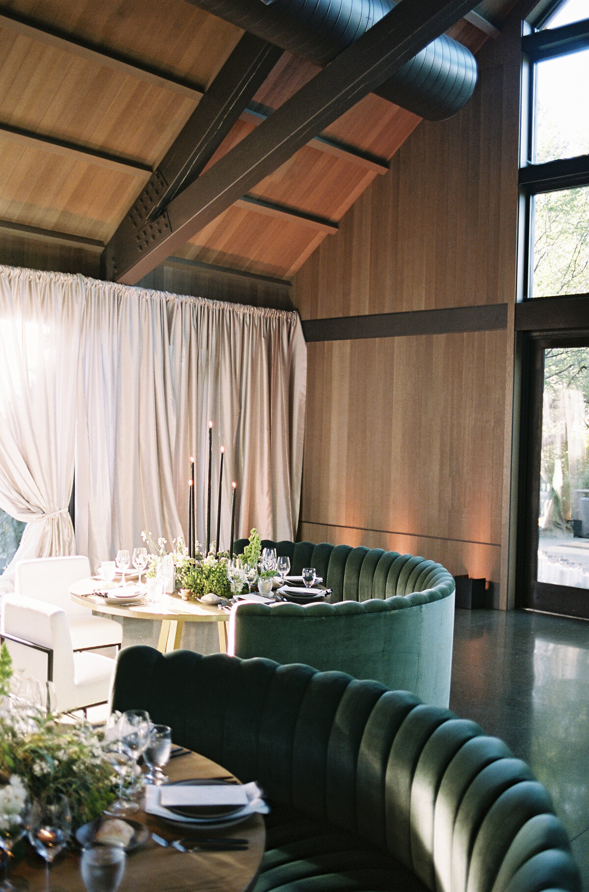 estate-yountville-modern-wedding-reception-green-velvet-banquettes