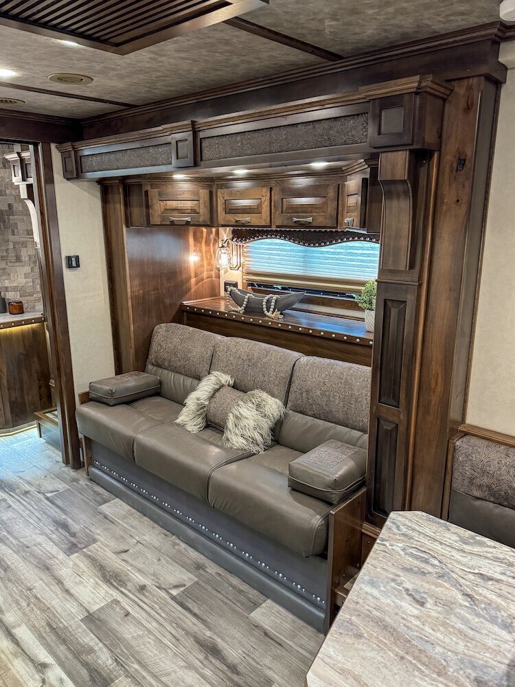 luxury-living-quarter-horse-trailers-trail-boss-conversions-living-areas-14