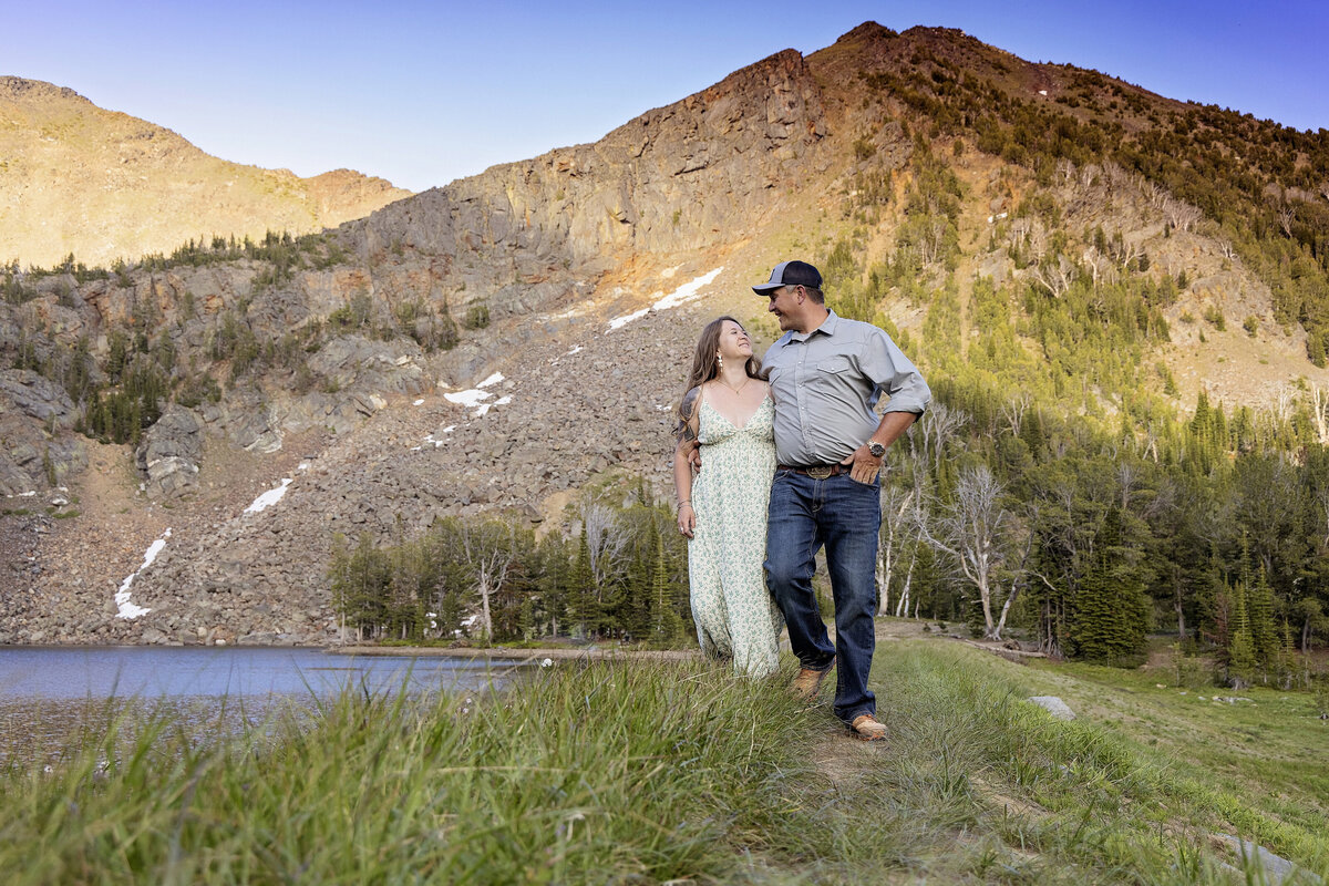 Shanna-Mae-Photography-Montana-Photographer-Engagement-Couples-Mountains-Sunset-Ennis-Bozeman-008