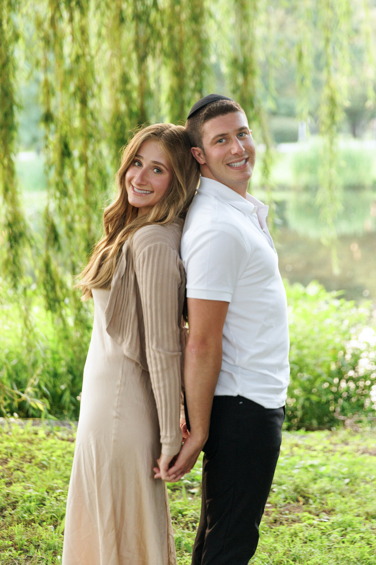 couple-greenery-love-photoshoot