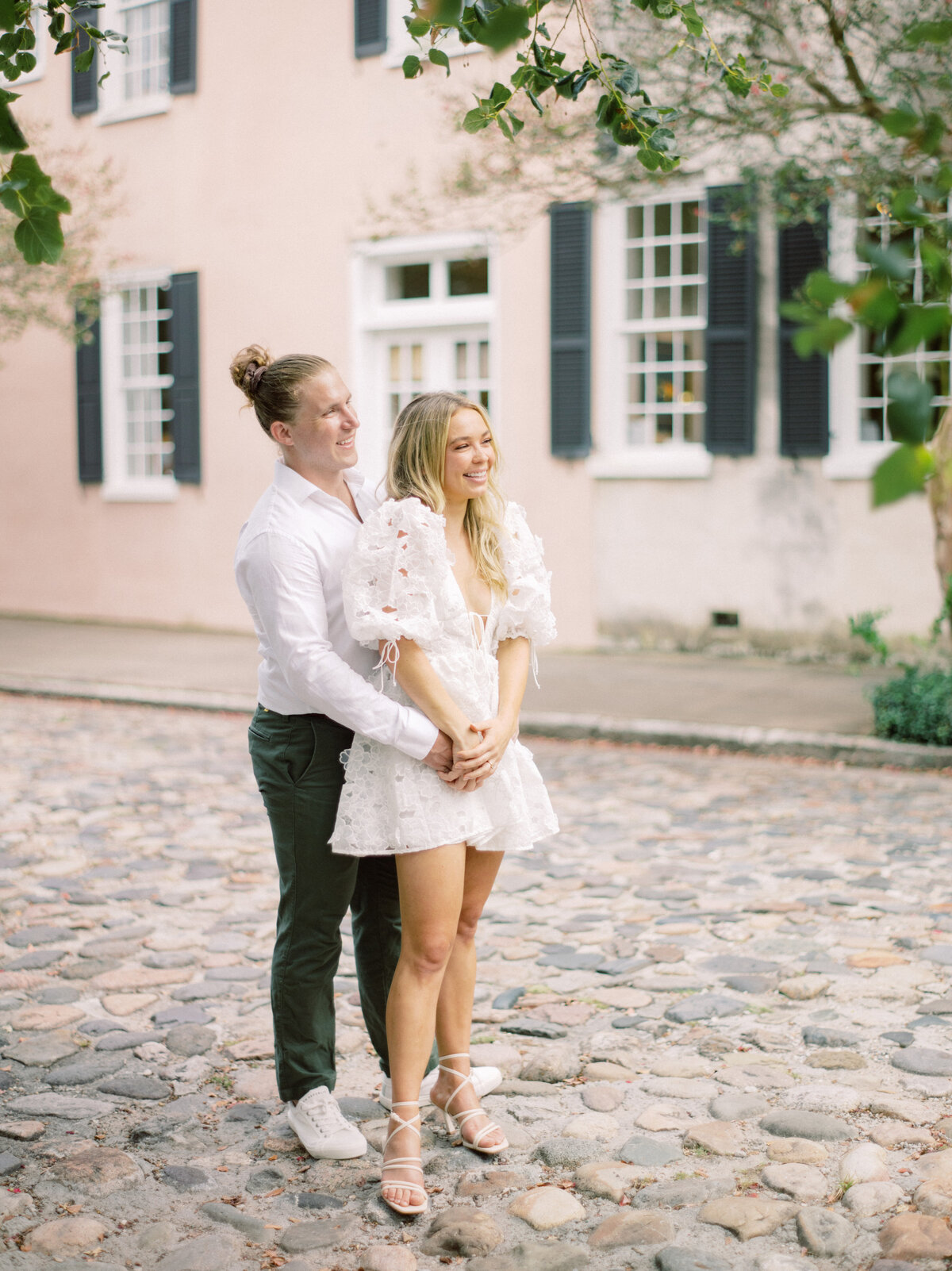Cute engagement photos in Charleston. Photography by Philip Casey.