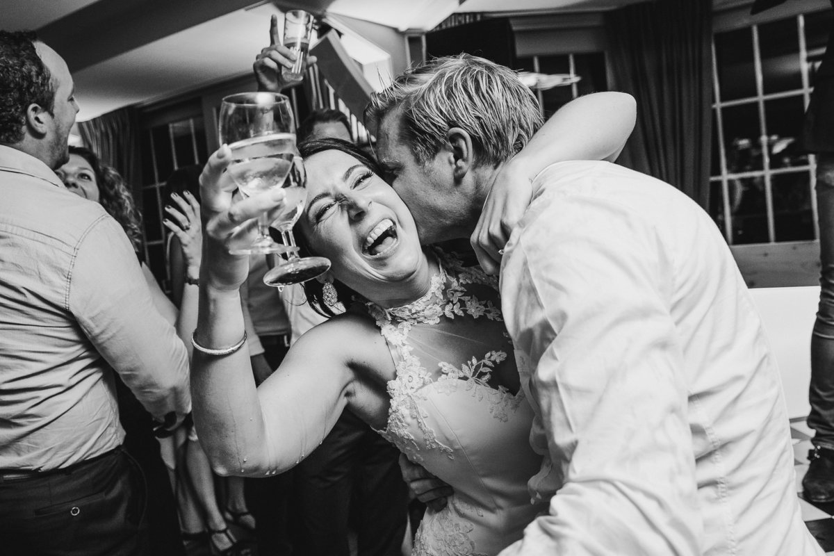 Bruid gaat uit haar dak op haar trouwfeest. De wijn druppelt van haar arm. Party time for this bride, wine is dripping from her arm. Copyright Nanda Zee-Fritse | FOTOZEE