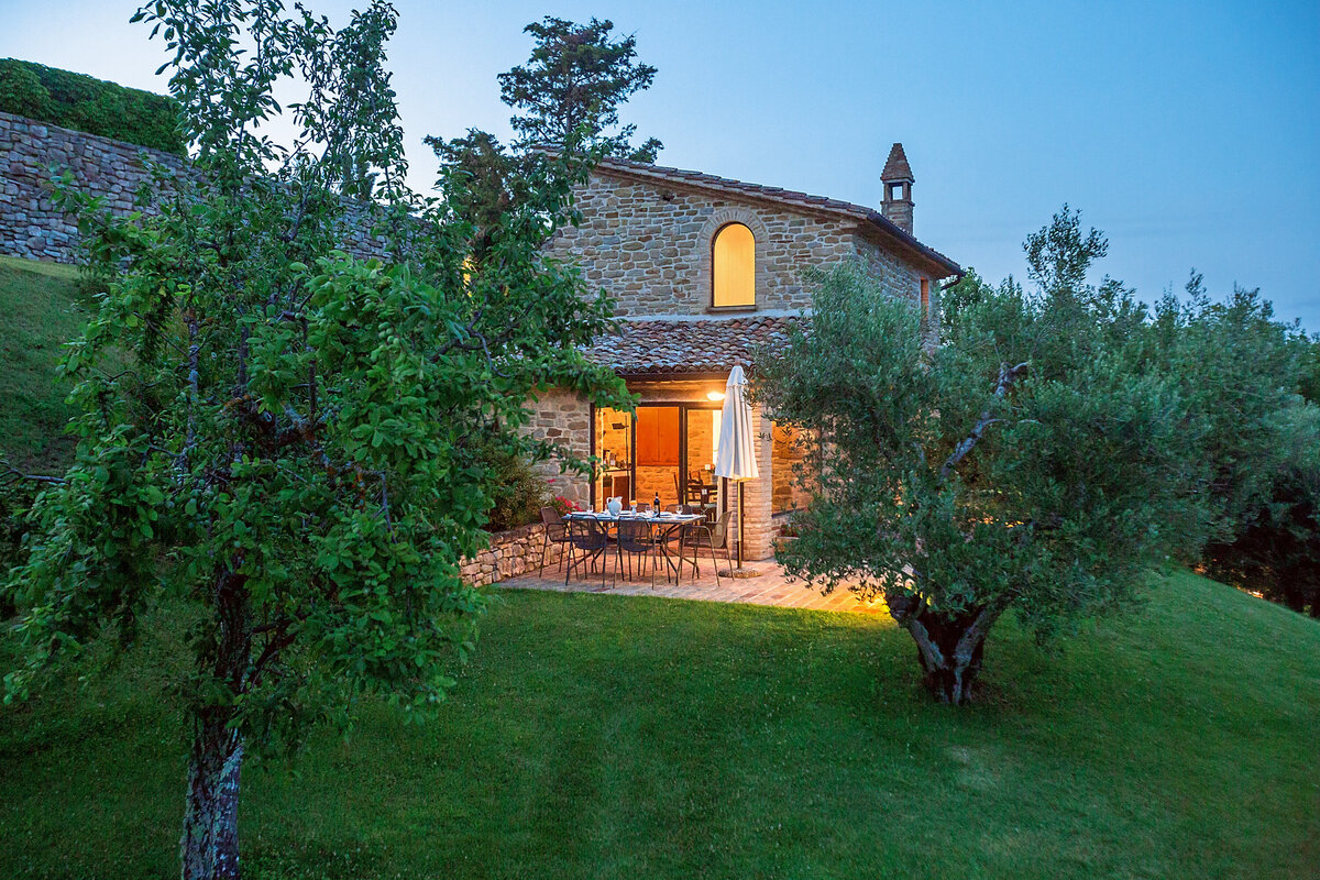 Waterstone - Hassler Collection - Borgo Bastia Creti - Umbria - Luxury Boutique Hotel - Cottage esterno notturno Bastia Creti