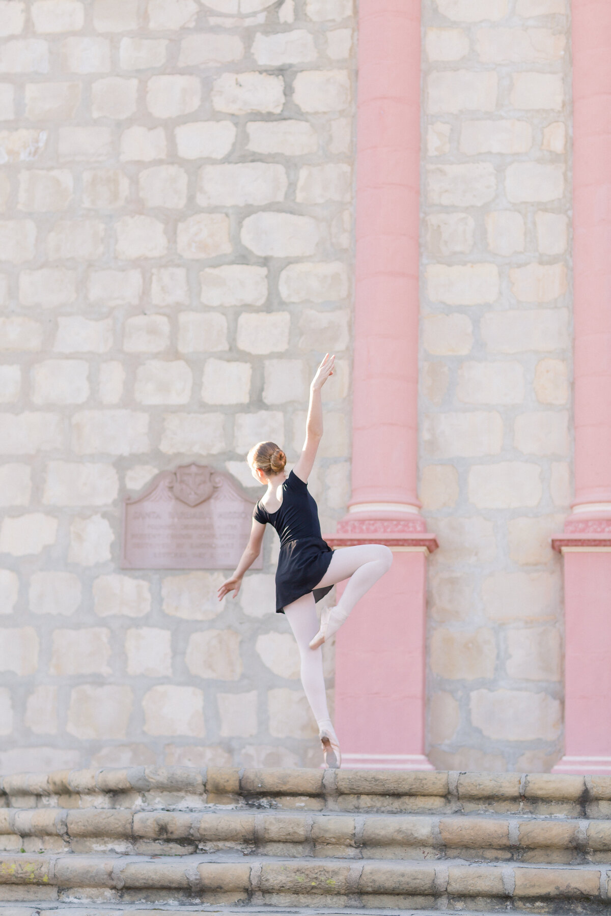 JanelleStephaniePhotography-OldSantaBarbaraMission-Amelia-BalletPortraits_8