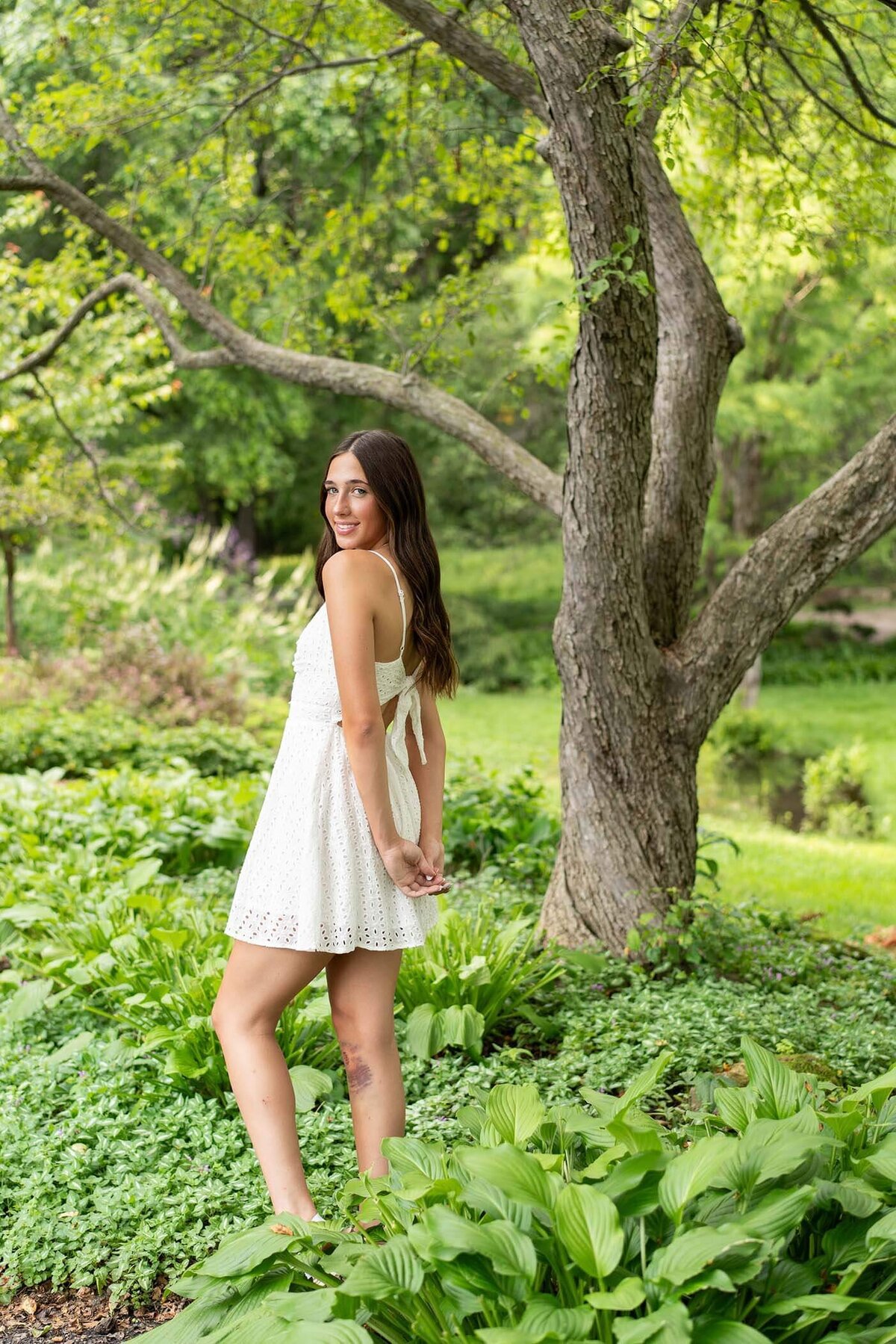 minneapolis-senior-pictures-in-garden