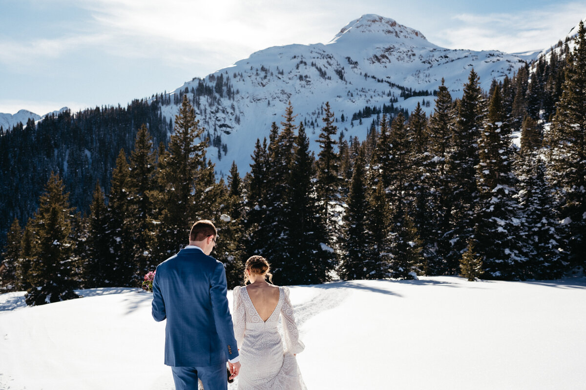 Sam-Murch-Photography-Ouray-Winter-Elopement-with-dog-56