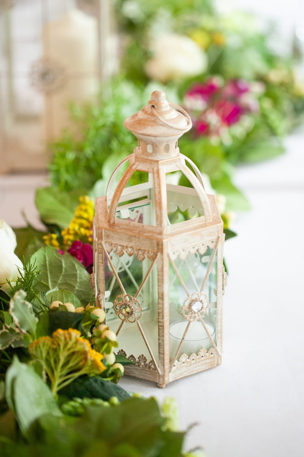 gold-lanterns-wedding-decor