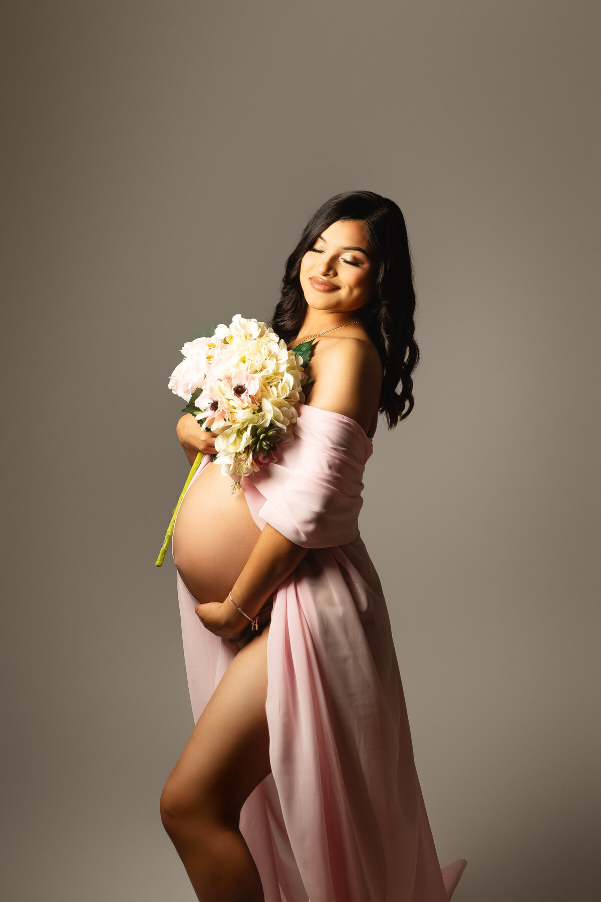Celebrate your journey to motherhood with creative and timeless maternity photos in Temple, TX. Serving expecting moms with care and artistry.
