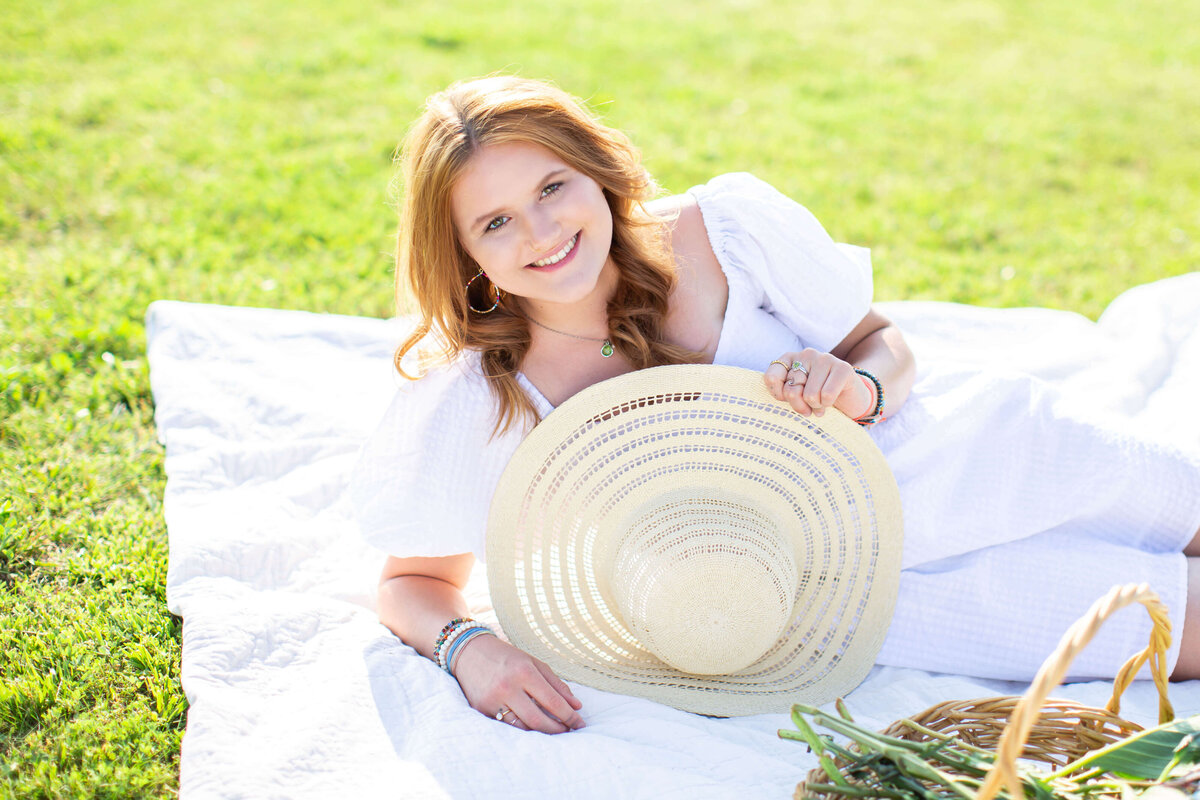 Spring Picnic Styled Senior Photoshoot4
