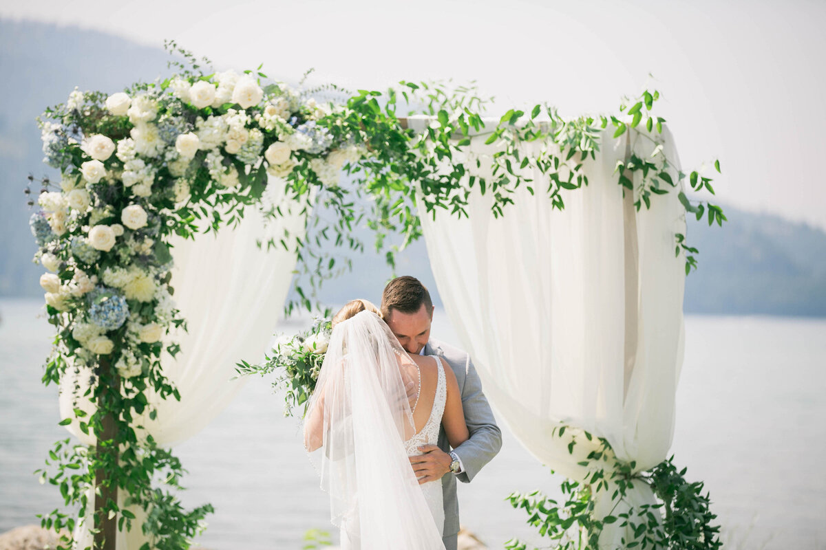 jayde & philip wedding photography - couple hugging