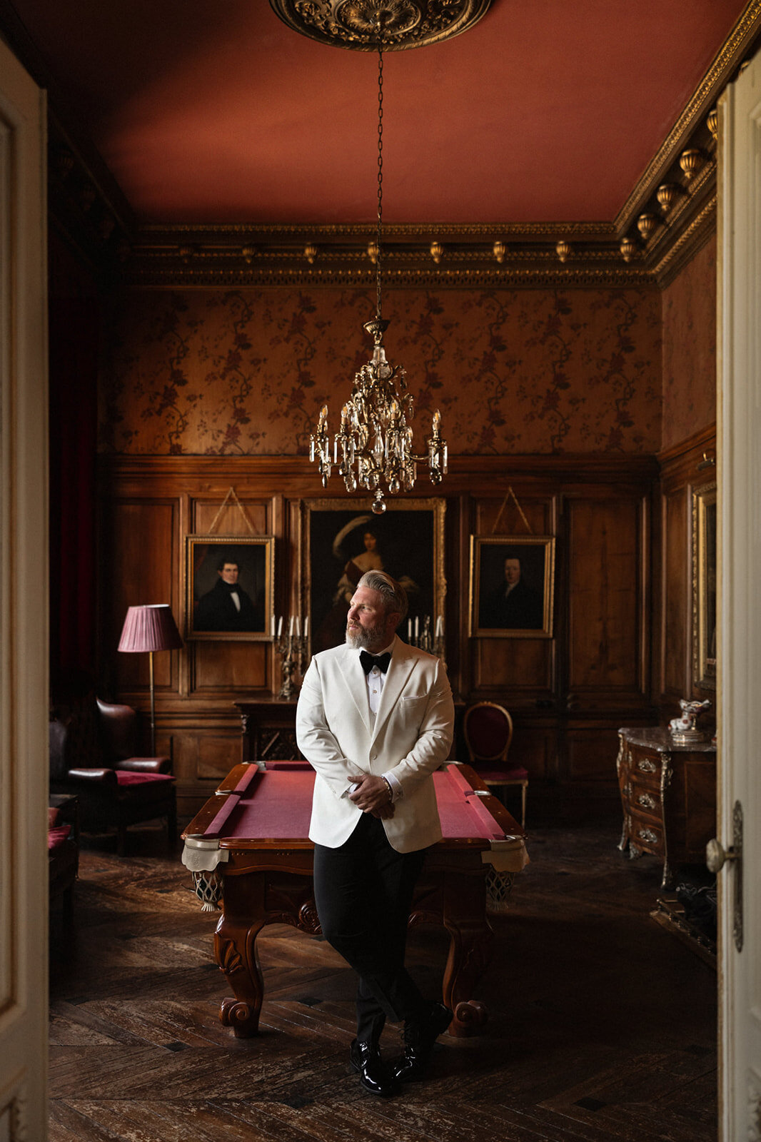 groom-portrait-chateau