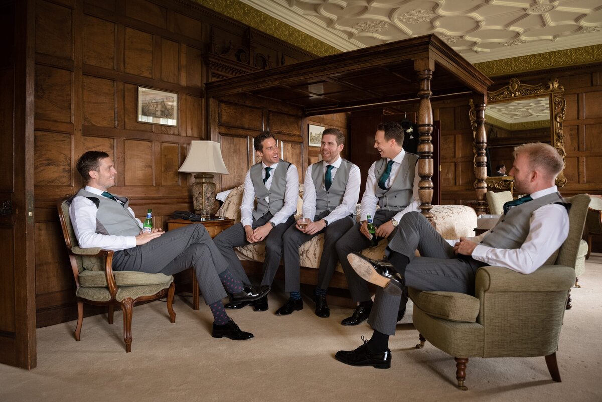Two-wedding-photographer-team-1059