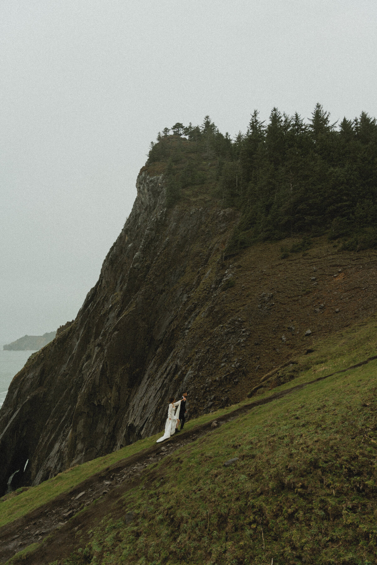 elopement oregon cliff - lizarrietaphotography-36