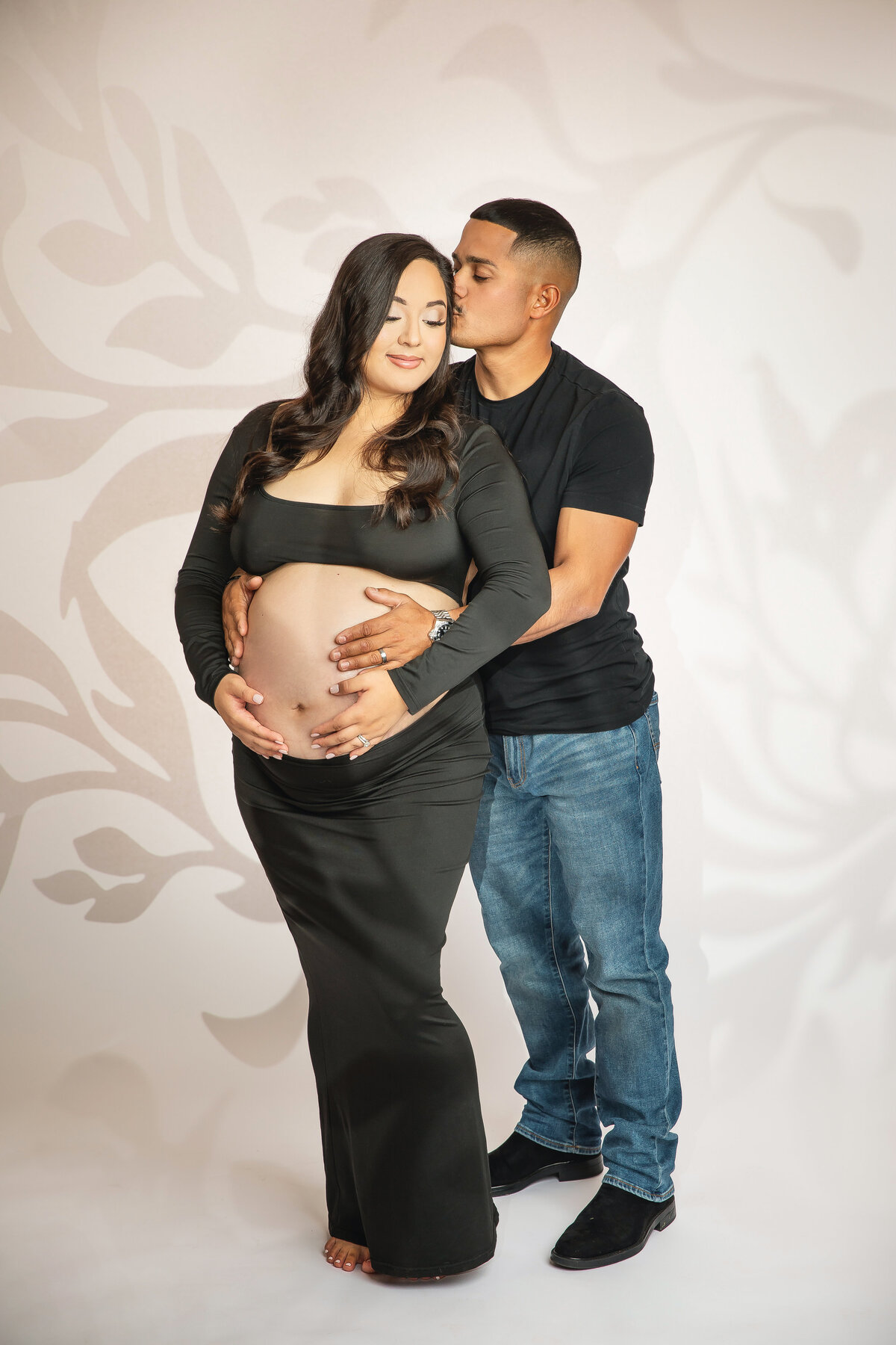 Celebrate your pregnancy with graceful and artistic maternity photography in Florence. Let us create memories you’ll treasure forever.