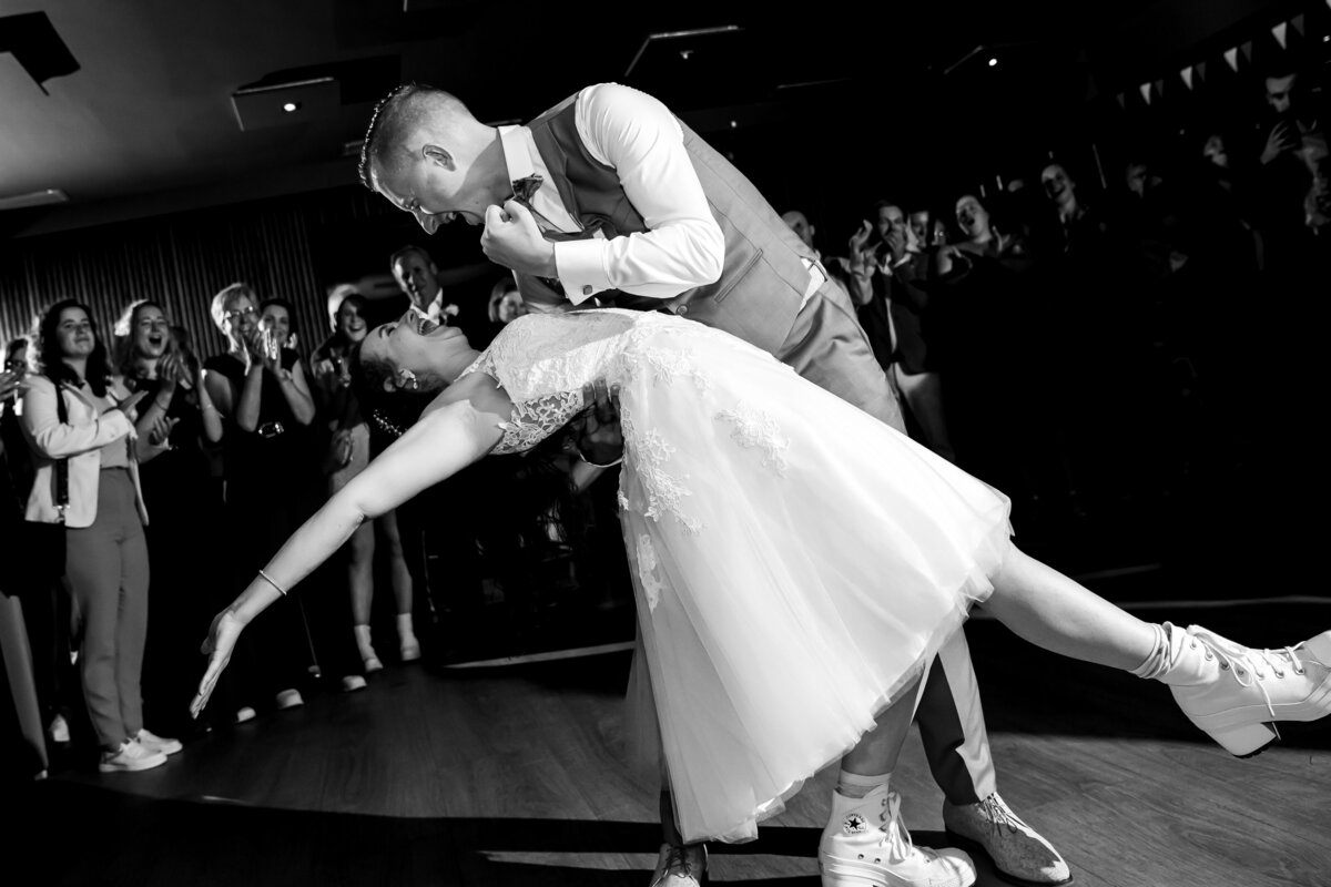 Trouwen in Twente, Twente, Westerhaar, Oost Nederland, liefde, echt, tijdloos, Bruiloft, trouwreportage, bruidsfotograaf, trouwfotograaf, rust, Twenterand, De fotograaf van Twente, Schipper, Juliantien, Juliantien fotografie, Hoog Holten, Holten, openingsdans 