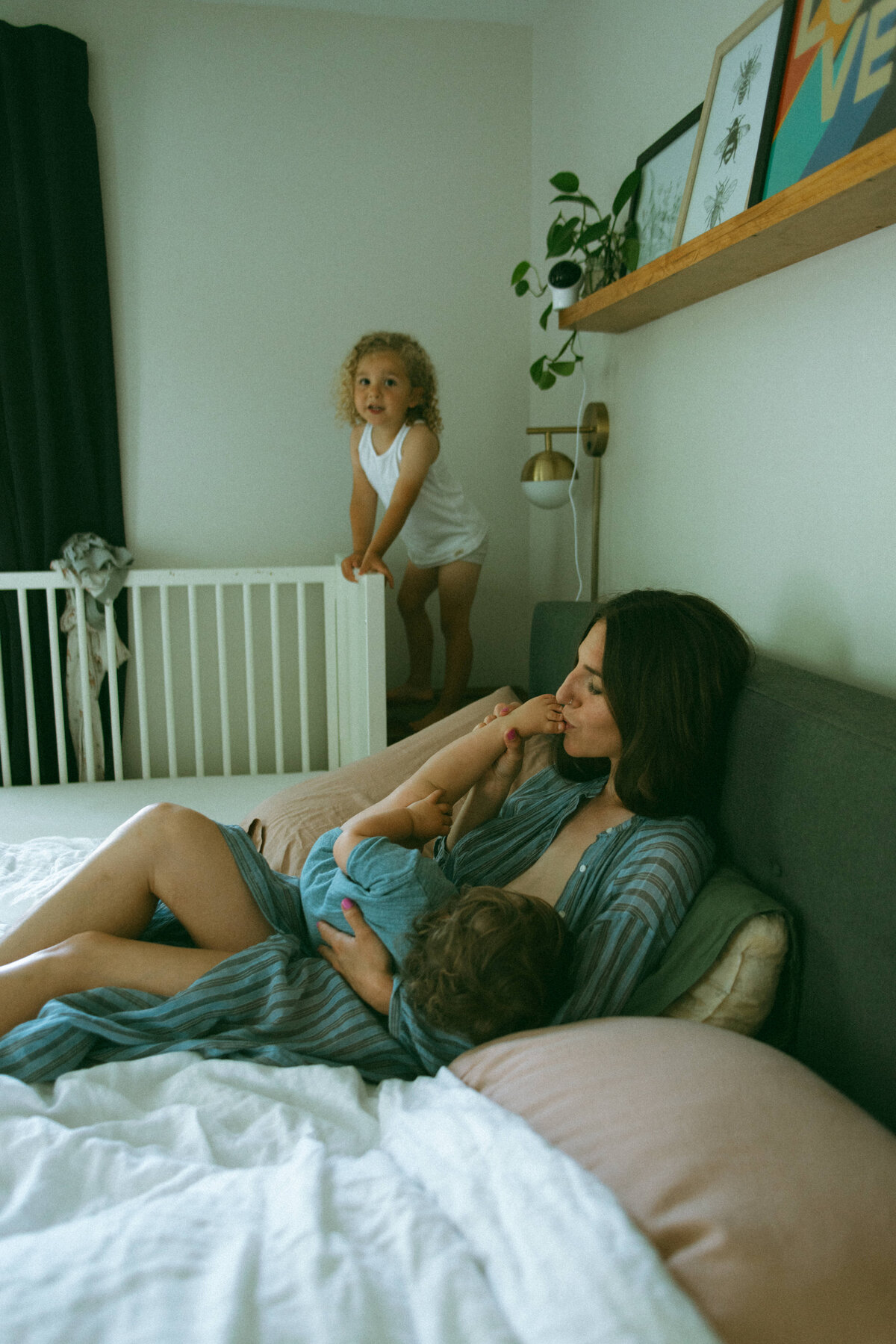 breastfeeding-motherhood-longform-session-in-home-62