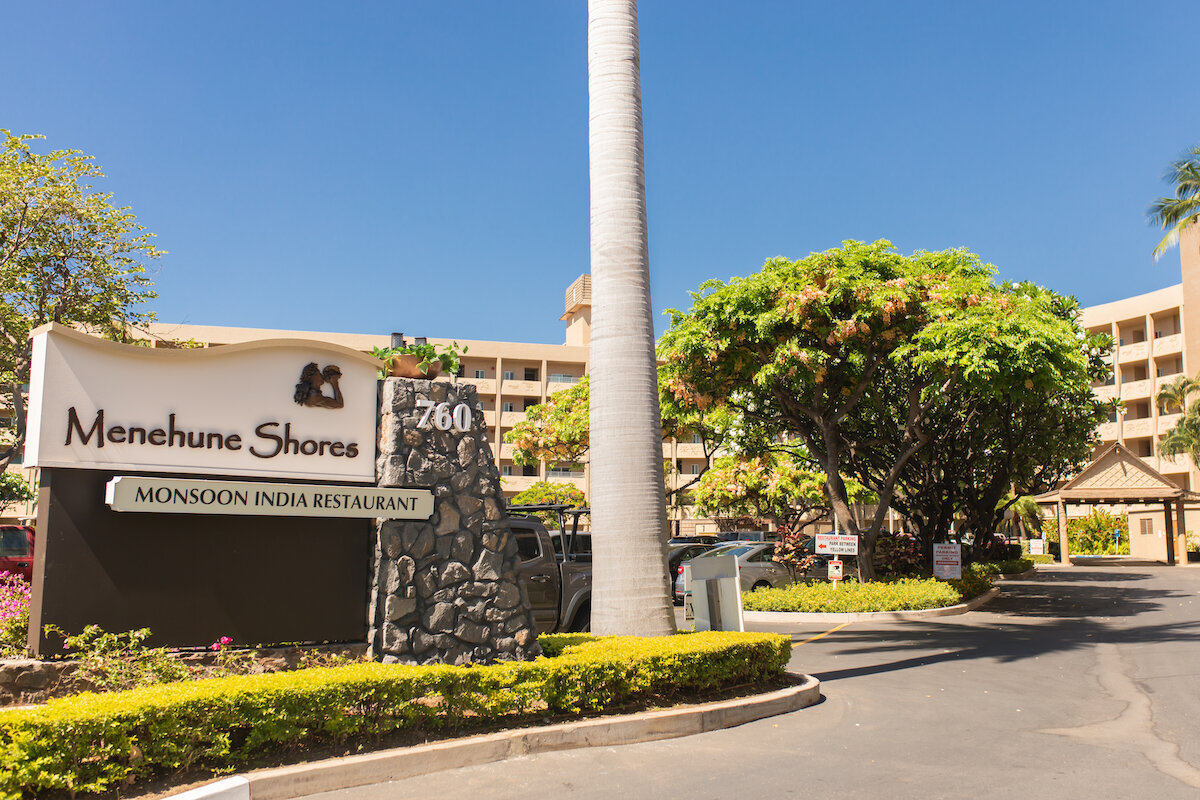 Menehune Shores real estate photography - condo grounds