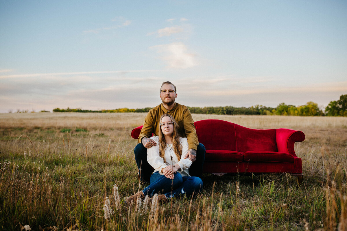 engagement-photos-in-field