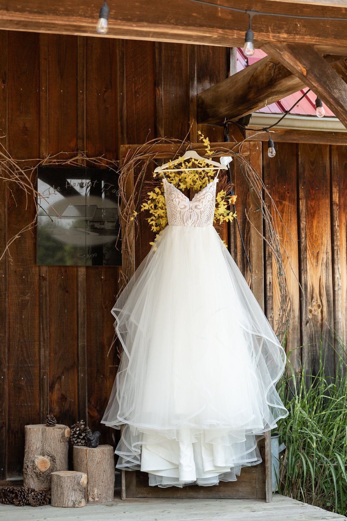 Intimate Arrowwood Farms Harvest Table Wedding | Dylan & Sandra Photography -3