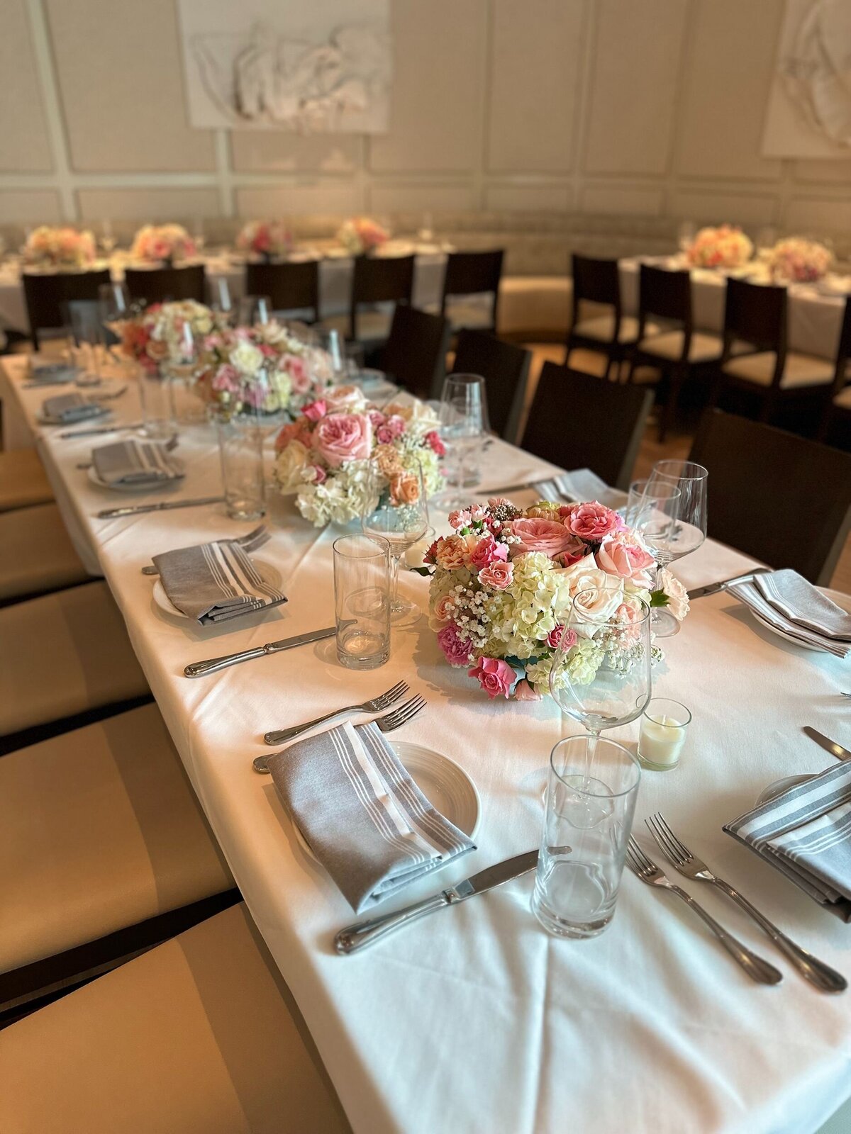 Event table with pink and white floral arranagments