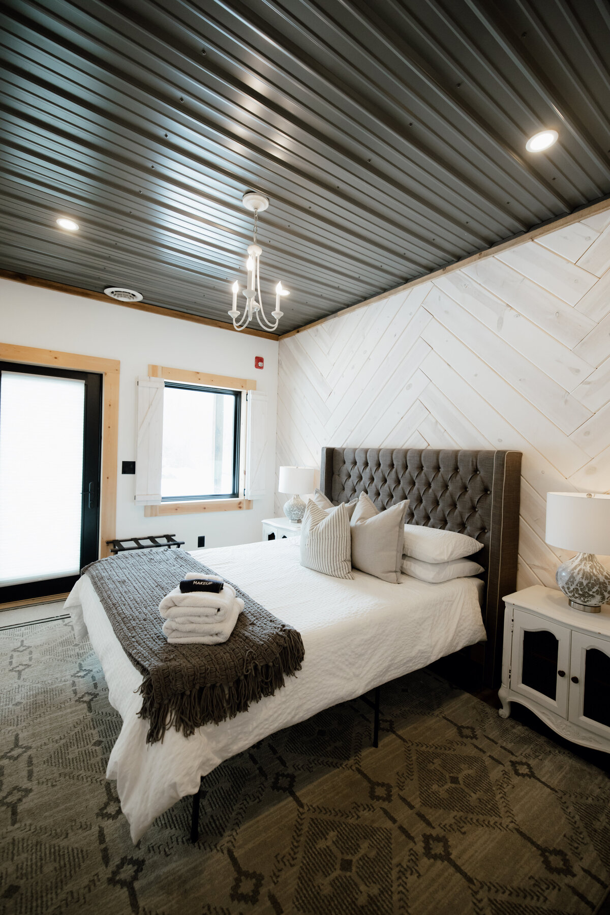 Bear-Ridge-Destination-barndo-suites-rosie-photo-video-14