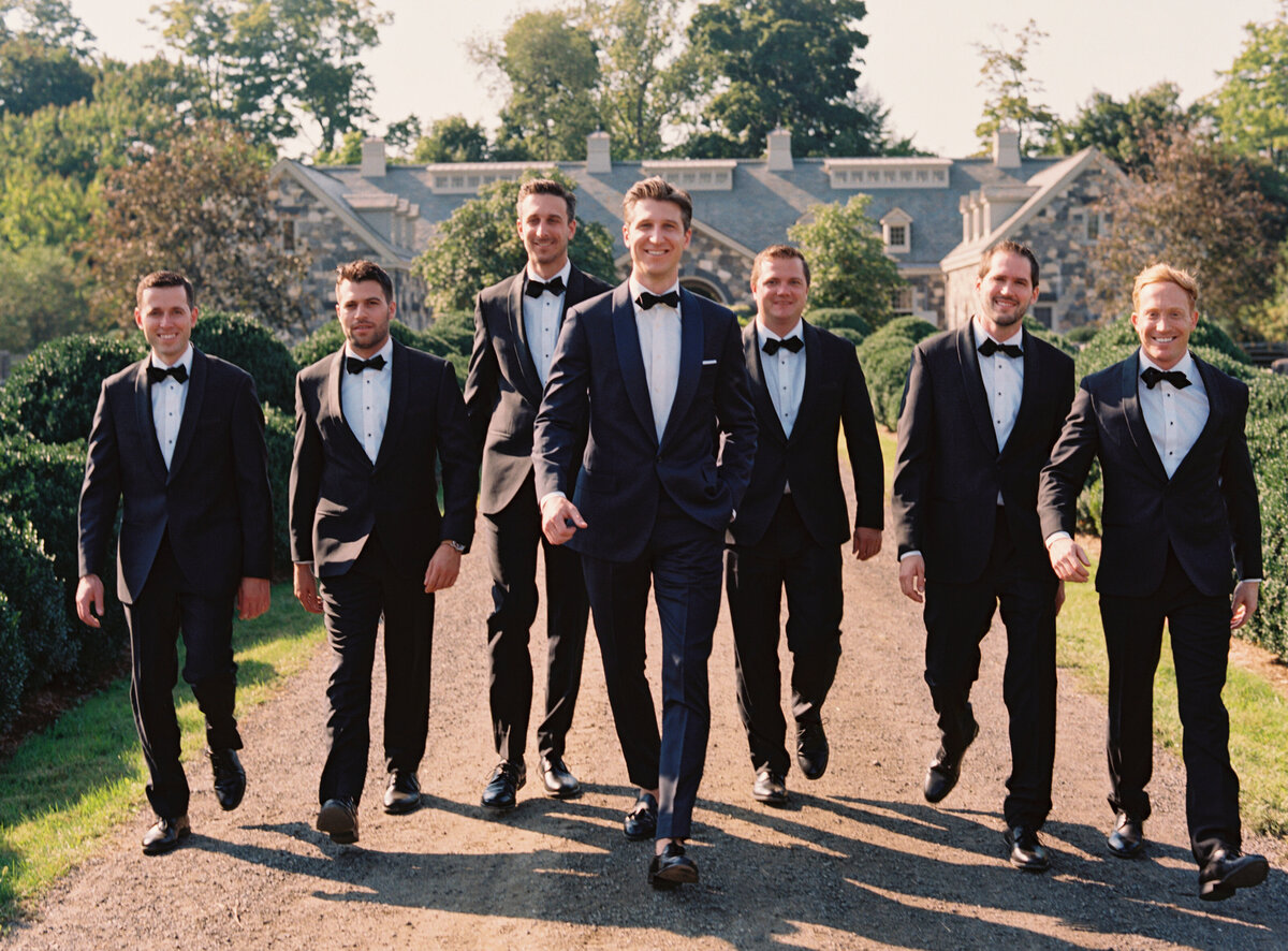 estate-wedding-black-tux-groomsmen