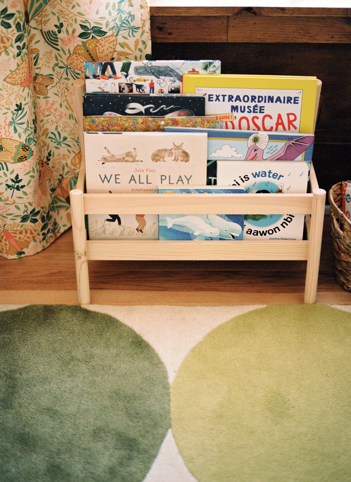 nursery-colorful-decor-and-children-books