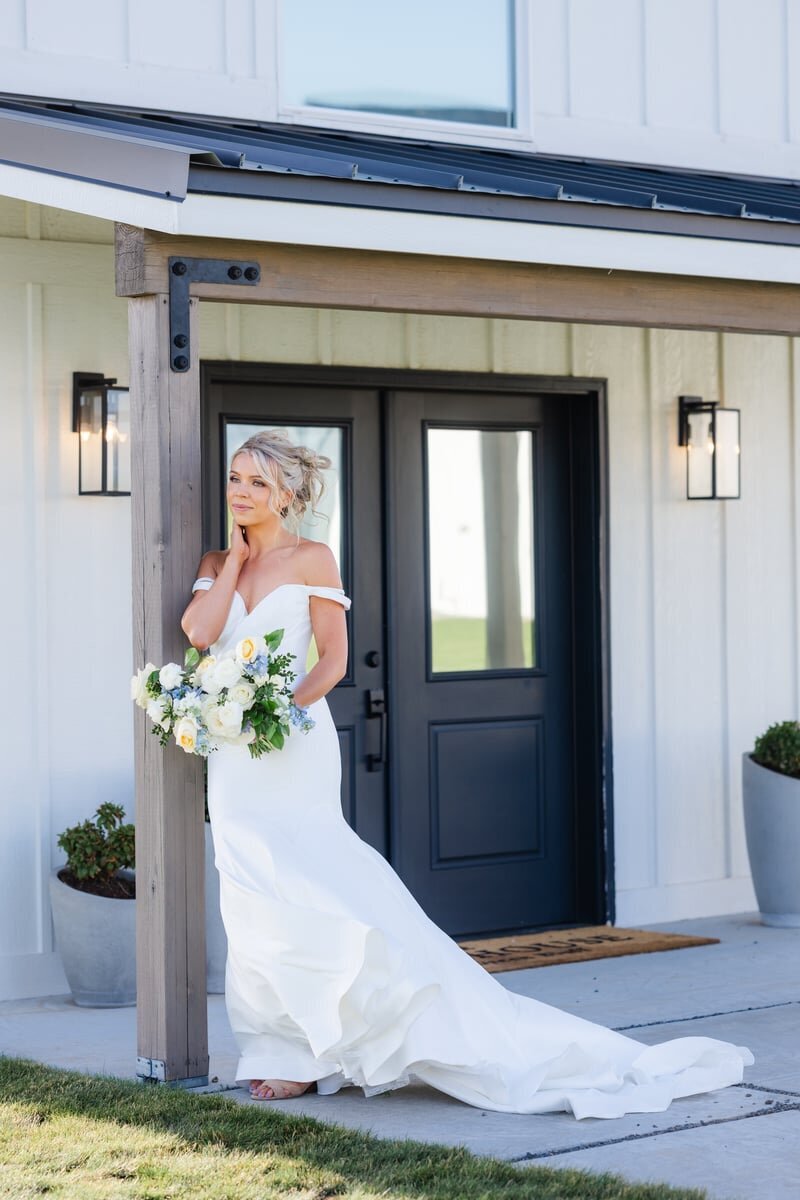 formal bridal portrait at the farmhouse on green bluff in spokane 