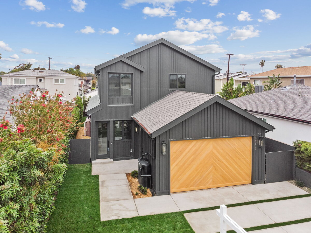 contemporary-black-siding-home-entry-detail-aw-development-los-angeles