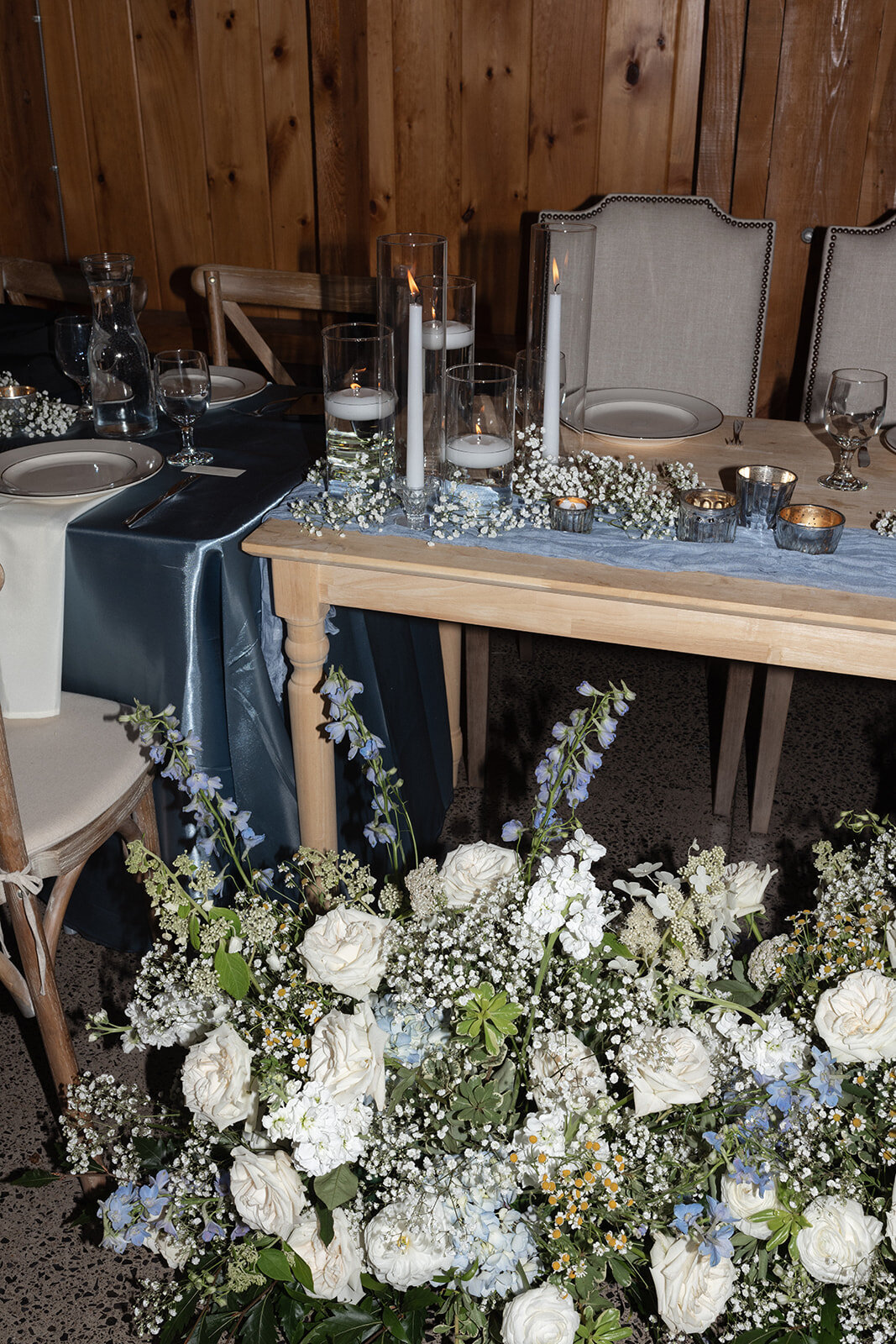 modern-blue-white-wedding-head-table-decor