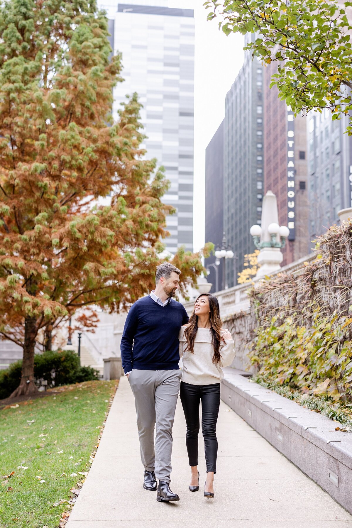 downtown-chicago-fall-engagement-session-jenna-sean_0011