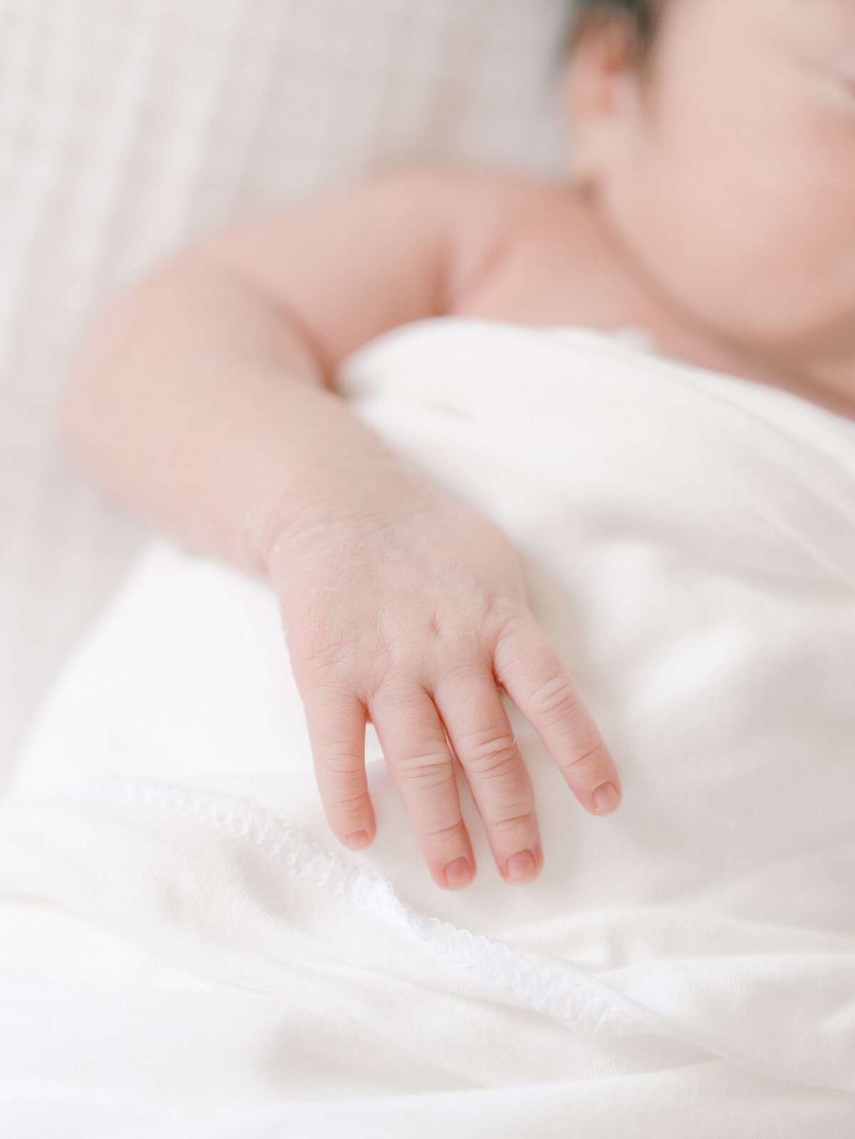 simple-relaxed-northern-virginia-newborn-photographer-lifestyle-photos2