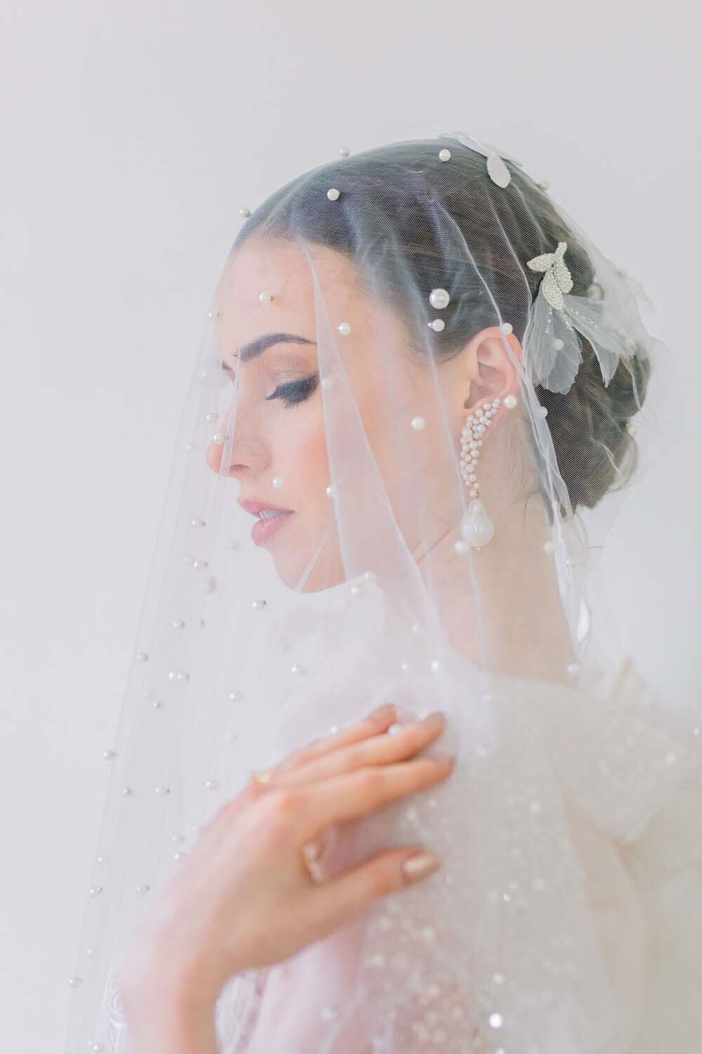 Parisian couture wedding in Black and White at chateau de Bonaventure Paris Veronique Lorre floral designer Aude lucas12