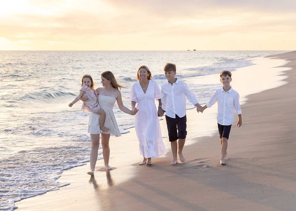 FAMILY_GRANDMOTHERONBEACHWITHGRANDCHILDREN