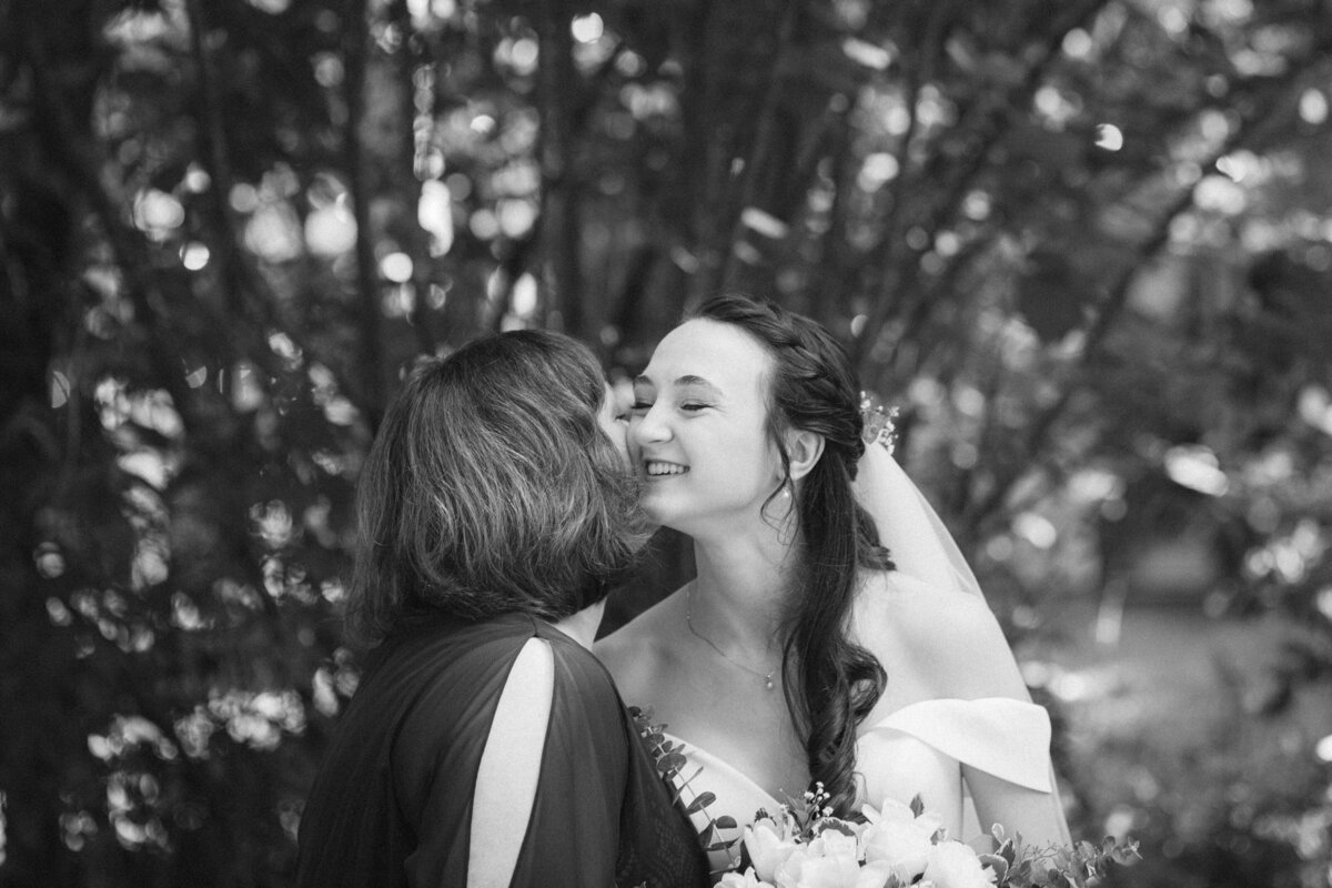 RIVERSIDE WEDDING IN THE OREGON