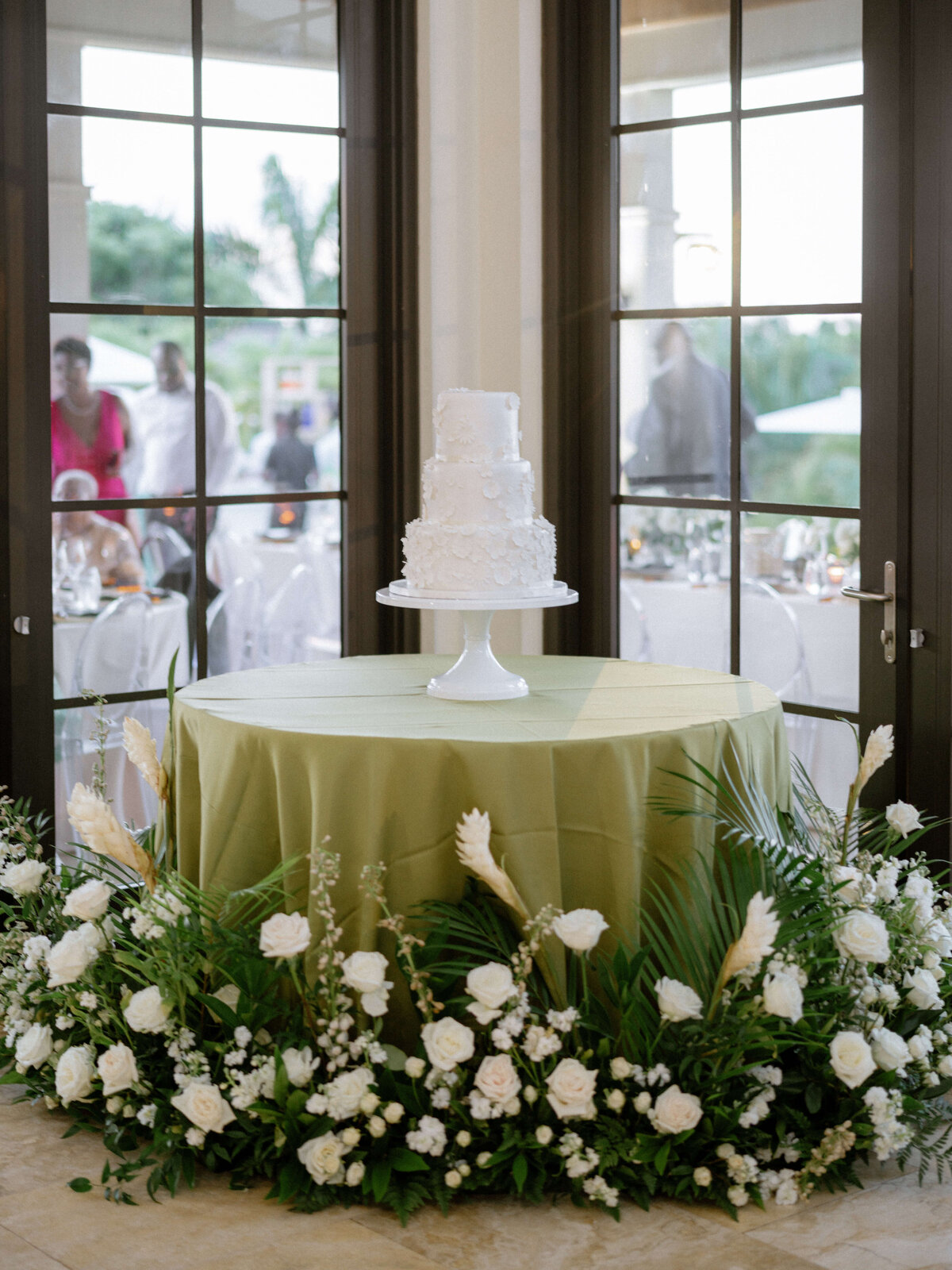 rroya-jordan-springvale-floral-cake-florals