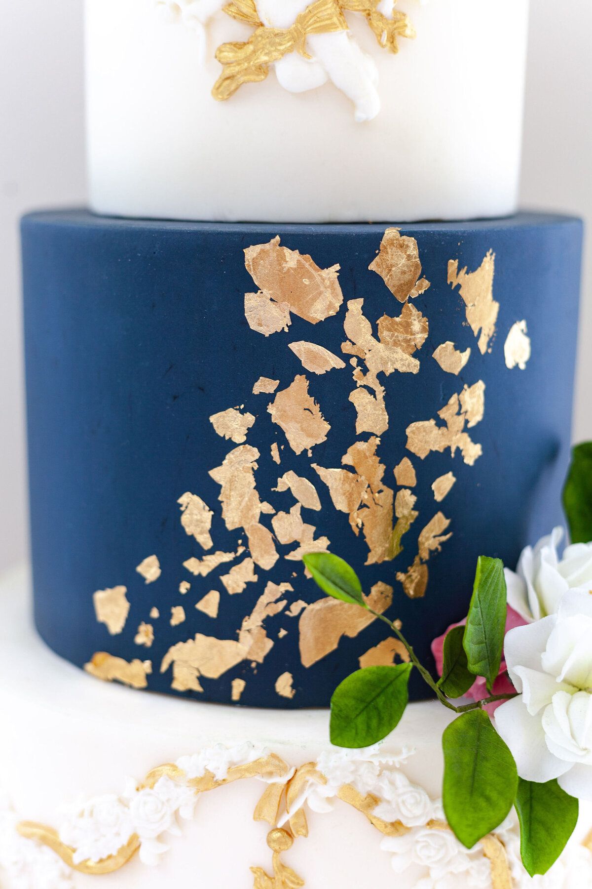 Luxury nature inspired wedding cake designer vanilla Spice Cake Studio Northamptonshire navy gold leaf design