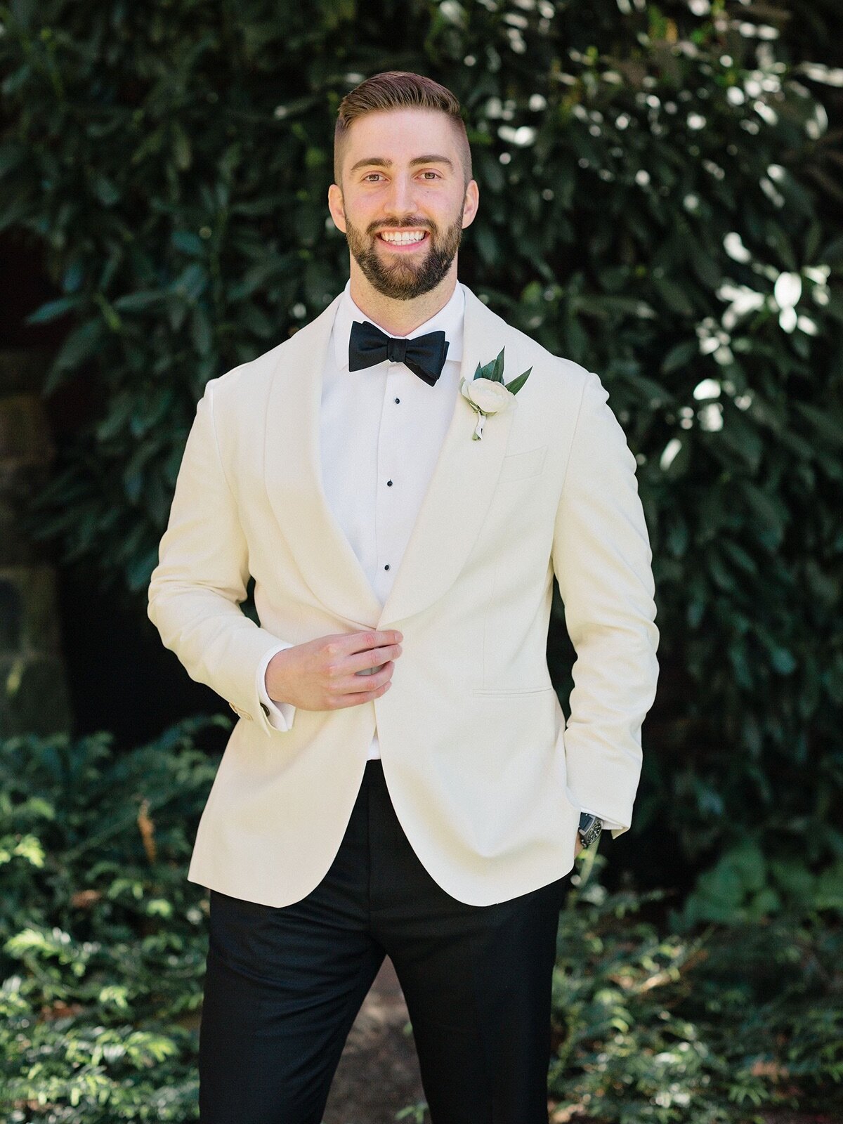 groom-white-suit