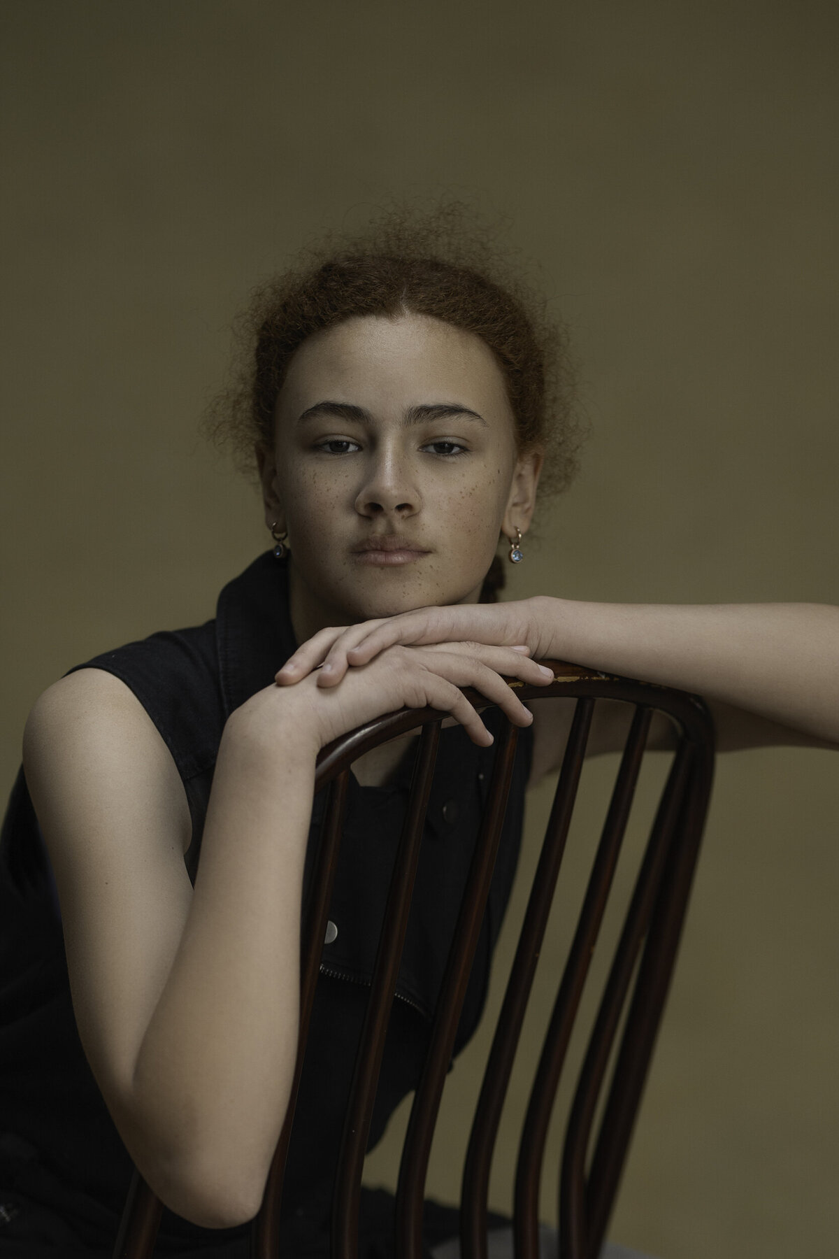 Studio Ace Photography Zaltbommel tijdloos portret van dame met ginger kroes haar gevlochten hangend op een stoel